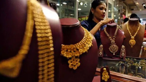 Gold Price Drop Today ,Check 22K, 24K, 18K Gold Rate