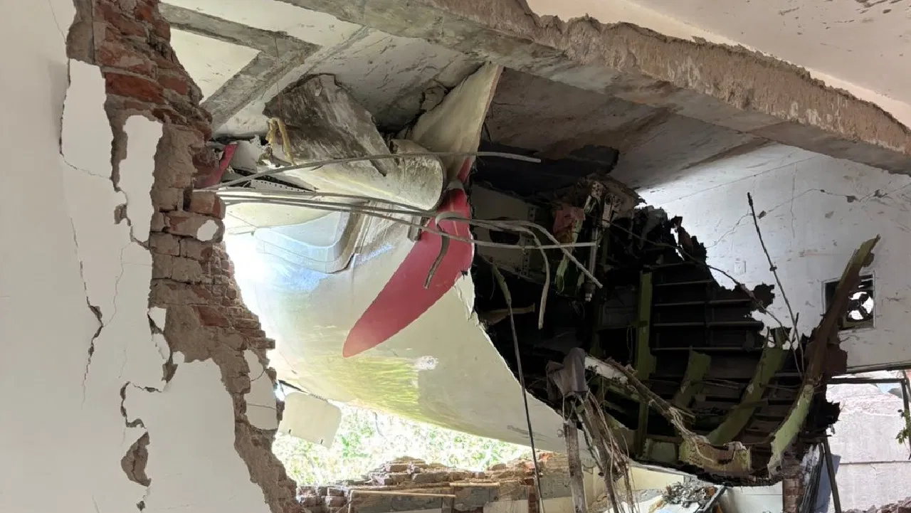 Ahmedabad Plane Crash Viral Photo , The plane had entered on the hostel building of BJ Medical College