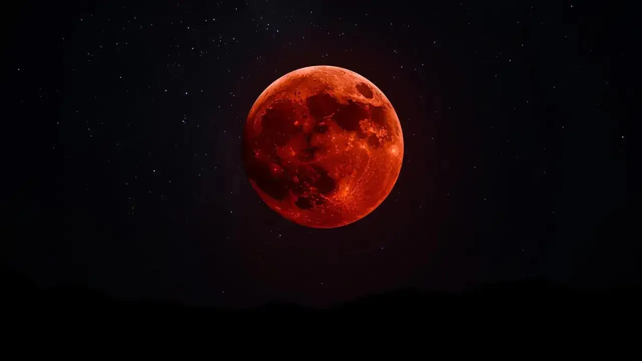Chandra Grahan: Total Lunar Eclipse Turns Moon Red