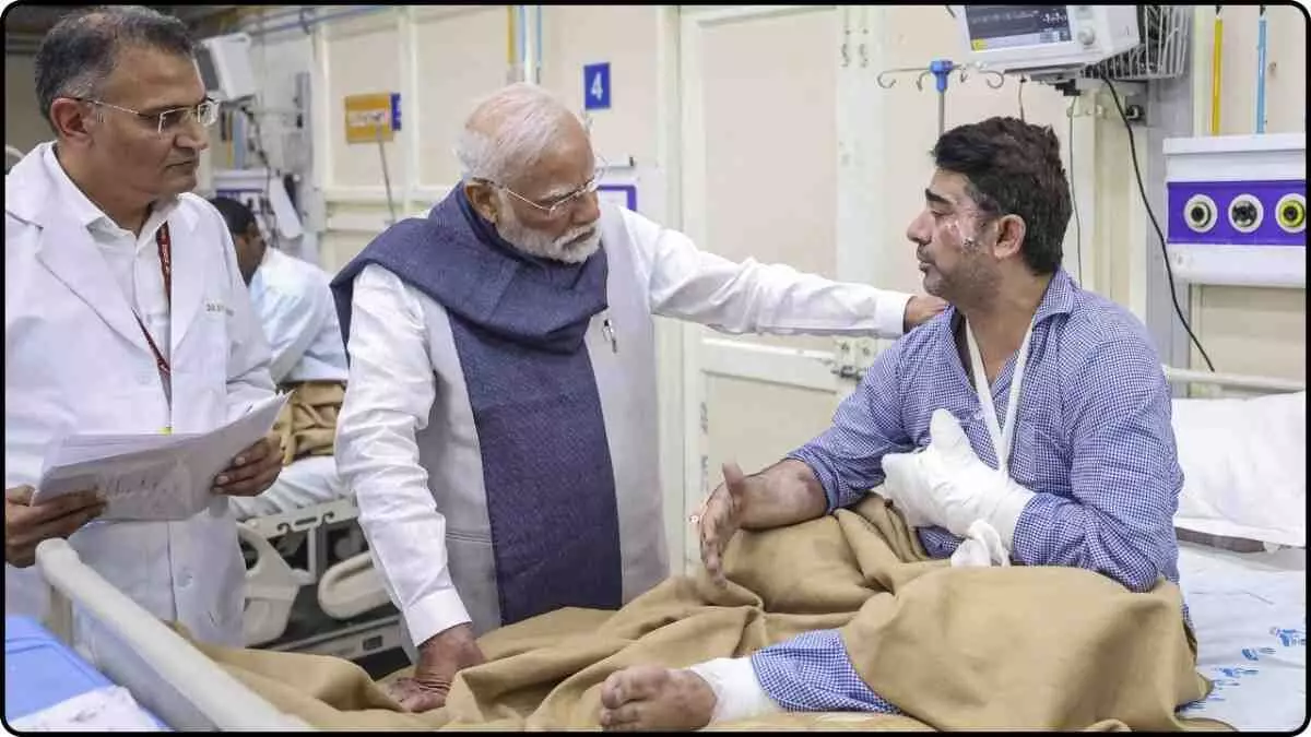 PM Modi Visits Blast Victims at LNJP Hospital After Returning from Bhutan