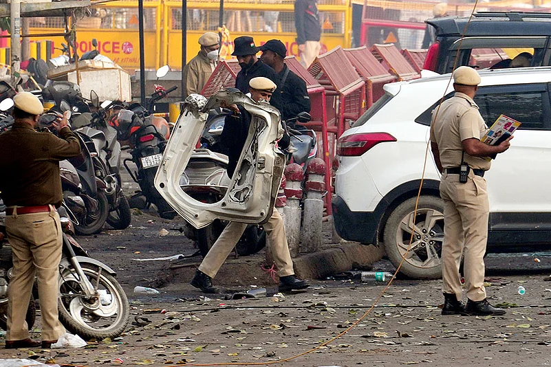 Blast Rocks Islamabad After Delhi Red Fort Explosion; Several Injured, Probe Underway