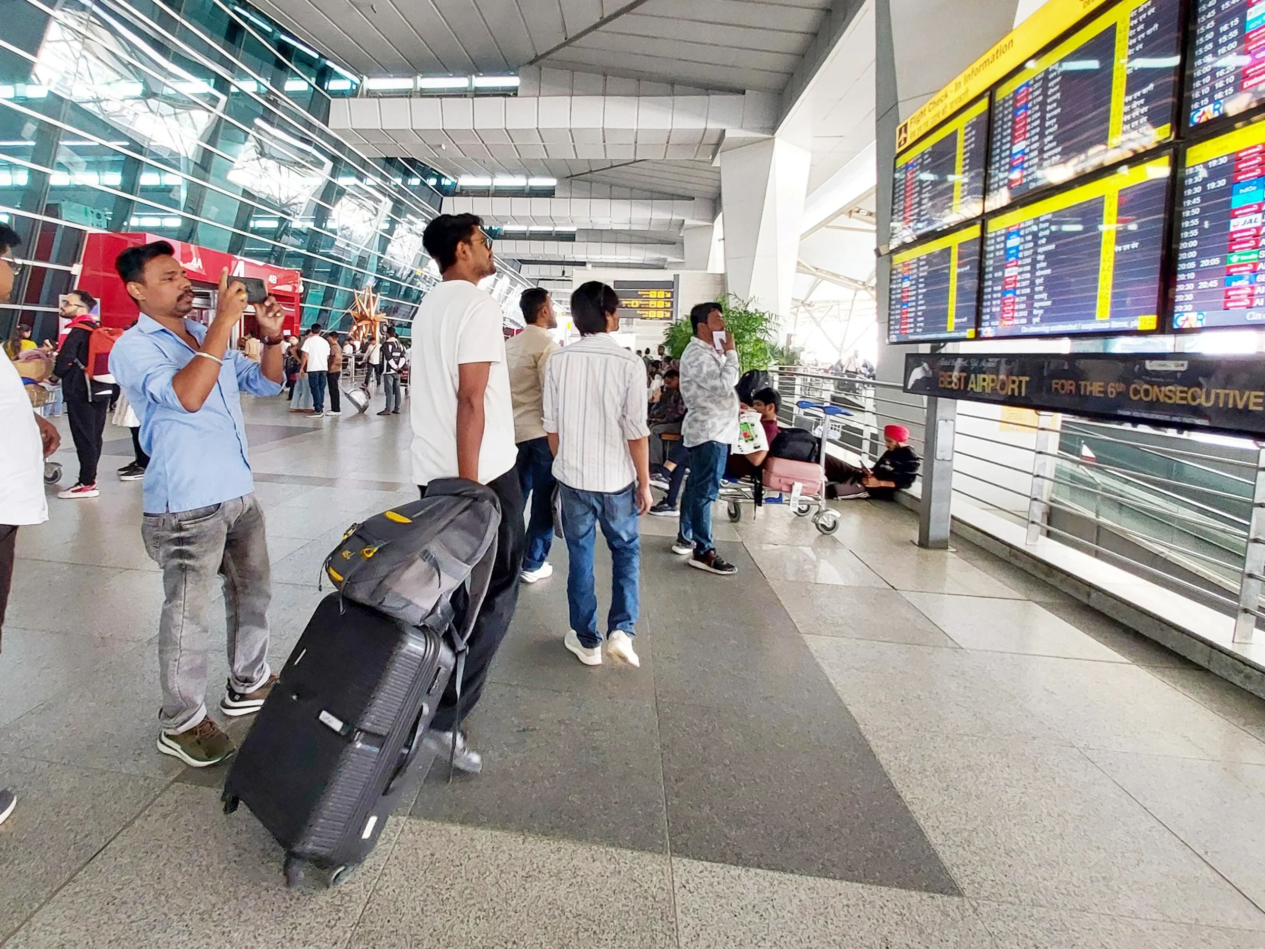Over 800 Flights Affected After System Failure at Delhi Airport