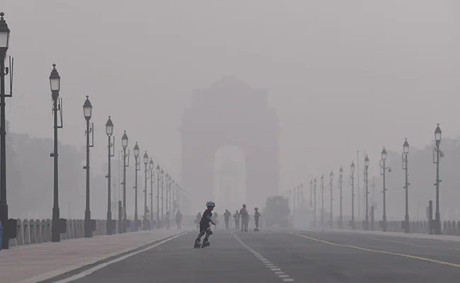 Pollution Back in Delhi, Air Quality Turns Poor: India Gate Vanishes in Smog