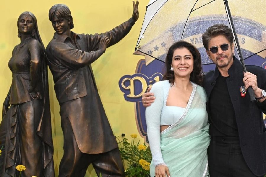 Shah Rukh Khan and Kajol Unveil Bronze Statue of Raj–Simran in London to Celebrate 30 Years of DDLJ