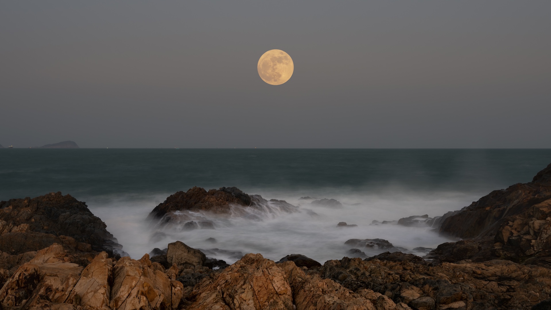 Last Full Moon of the Year to Shine Tonight: Cold Supermoon to Appear 10% Larger and Brighter