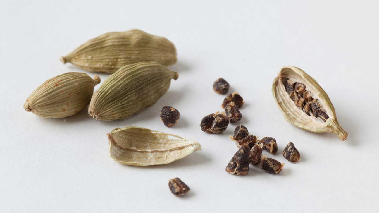 Health Benefits of Eating Two Cardamoms Before Bed